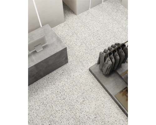 Vloertegels met gespikkeld patroon in een kledingwinkel