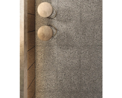 Tegelvloer met twee krukken