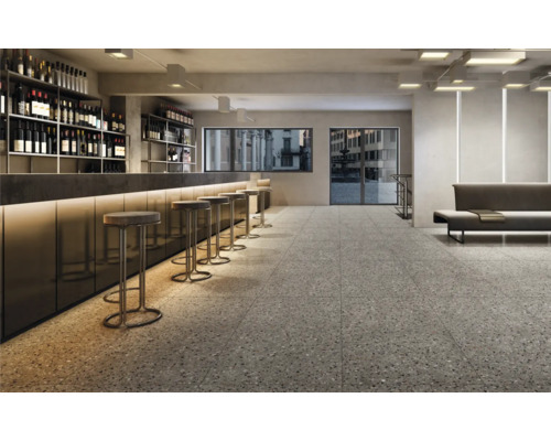 Interieur met terrazzovloer, bar, krukken en zitmogelijkheid