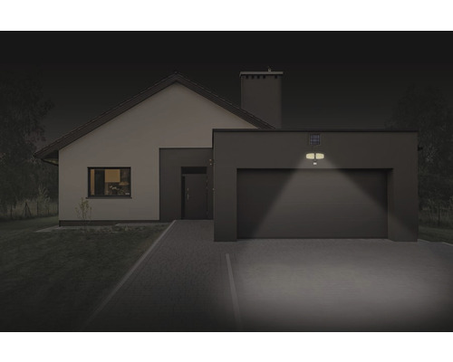 Verlicht woonhuis met buitenlamp ''s nachts