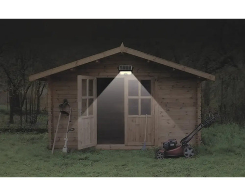 Tuinhuis met lamp op zonne-energie en tuingereedschap