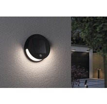 Ronde solar wandlamp met bewegingssensor aan een muur gemonteerd