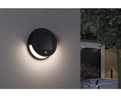 Ronde solar wandlamp met bewegingssensor aan een muur gemonteerd
