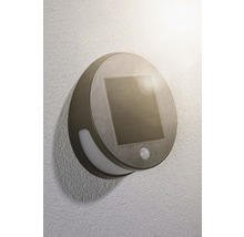 Ronde solar wandlamp met bewegingsmelder aan een muur