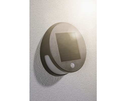 Ronde solar wandlamp met bewegingsmelder aan een muur