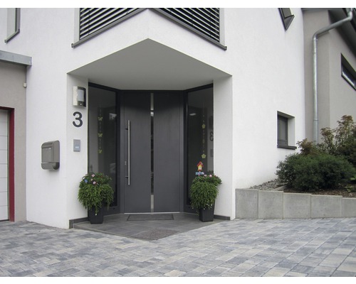 Gevel van een huis met voordeur, brievenbus en huisnummer