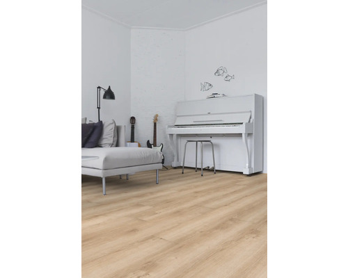 Woonkamer met lichte houten vloer, bank, gitaren en piano