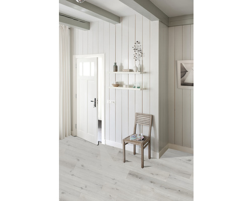 Lichte kamer met houten vloer, houten wand, deur en houten stoel