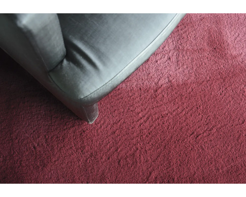 Detailopname van een fauteuil op een vloerkleed