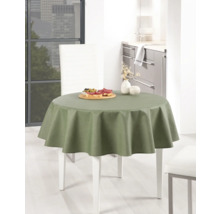 Ronde tafel met groen tafelkleed in een lichte keuken.