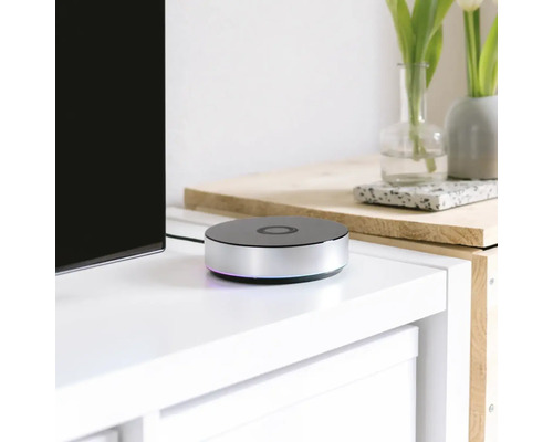 Slimme verlichtingshub op een witte tafel