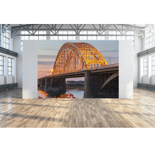Decoratieve muurschildering met een verlichte brug in een kamer.