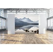 Lichte loft met landschapsbehang met bergmotief