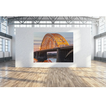Decoratieve foto van een verlichte brug aan een muur