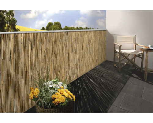 Balkon met bamboe privacyscherm, stoel en tafel