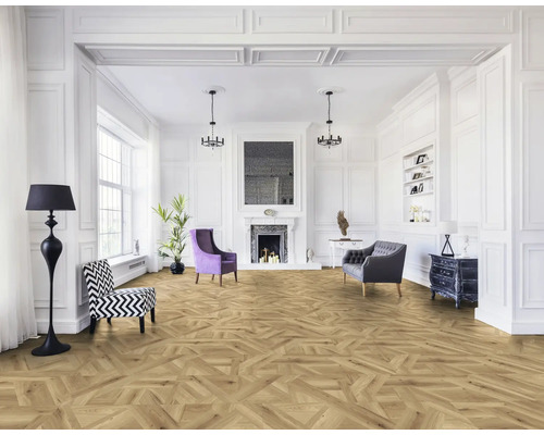 Lichte kamer met visgraatparket, fauteuils, bank en open haard