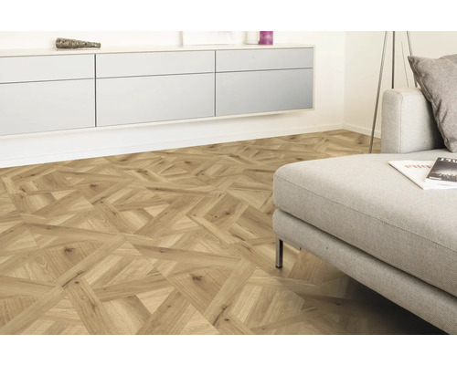 Woonkamer met lichtbruine parketvloer in geometrisch patroon, lichte bank en witte hangkasten