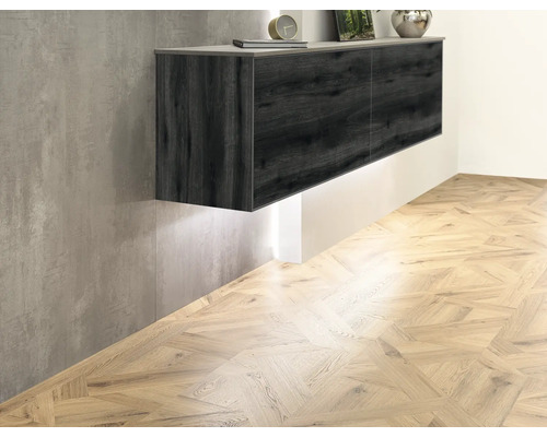 Hangende kast met houten structuur in een moderne woonkamer