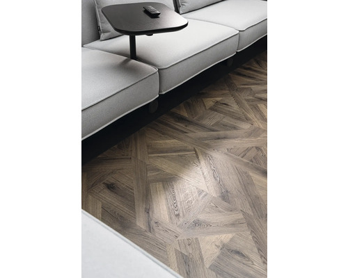 Bank met bijzettafel en een vloer met visgraatmotief.