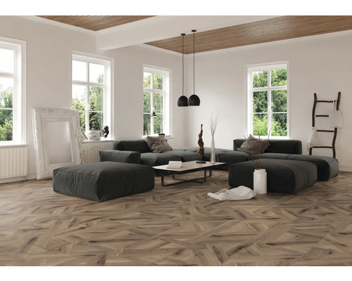 Lichte woonkamer met bank, ramen en houten vloer