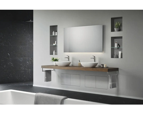 Moderne badkamer met dubbele wastafel, spiegel en geïntegreerde planken