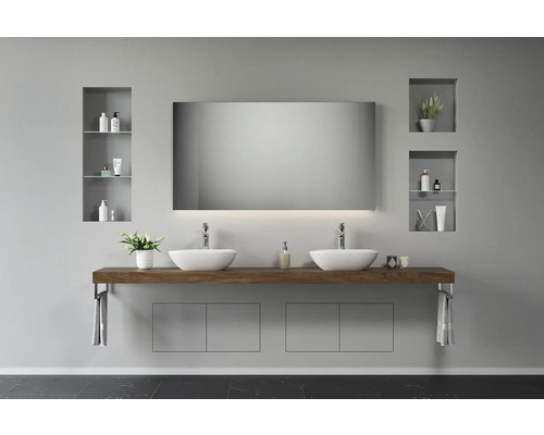 Moderne badkamer met dubbele wastafel, spiegel en wandplanken