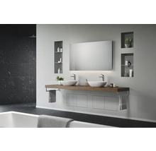 Moderne badkamer met dubbele wastafel, spiegel en ingebouwde planken.