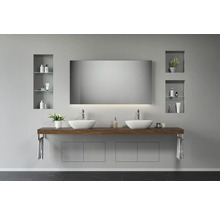 Moderne badkamer met dubbele wastafel, grote spiegel met verlichting en nissenplanken.