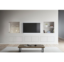 Woonkamer met tv-wand, planken en houten tafel