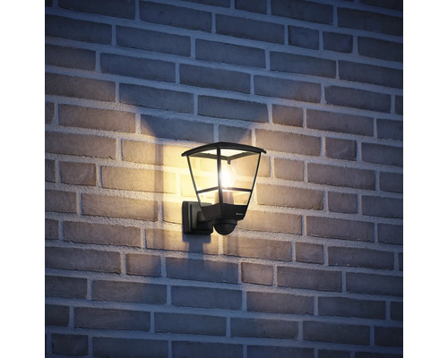 Buitenwandlamp met bewegingssensor aan een bakstenen muur