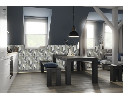 Lichte woonkamer met eettafel, zitbank en wandpanelen in houtdesign