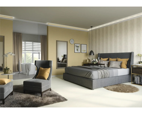 Slaapkamer met bed, fauteuil, spiegel en bad