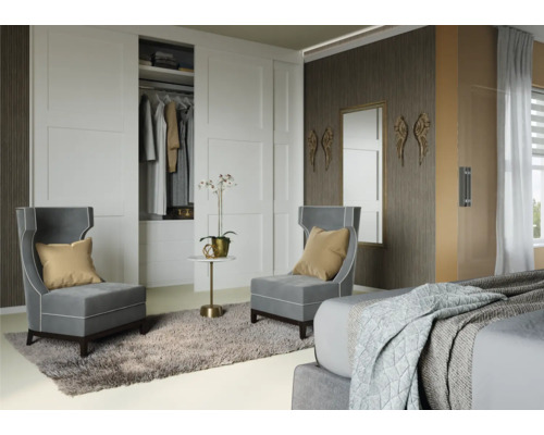 Lichte slaapkamer met kledingkast, fauteuils en decoratie