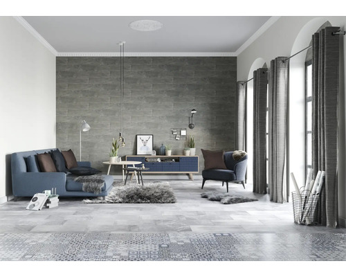 Woonkamer met bank, fauteuil, dressoir en decoratieve elementen in grijs en blauw