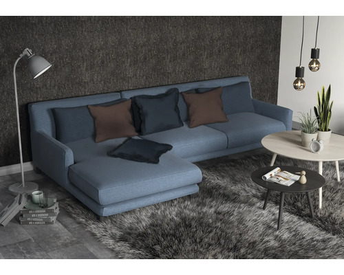 Woonkamer met hoekbank, salontafel en staande lamp