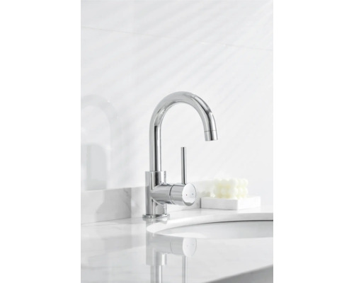 Wastafelkraan van metaal op een wastafel