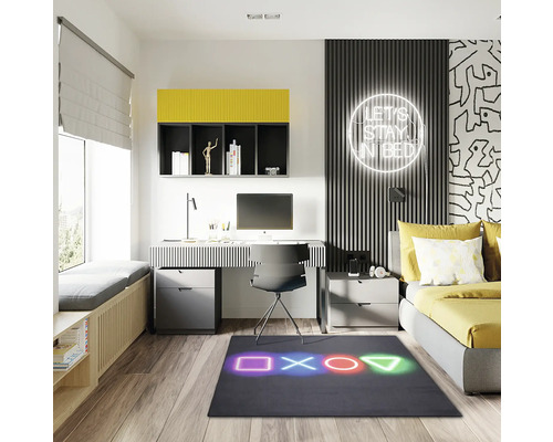 Gedecoreerde tienerkamer met bureau, bed en een tapijt met print