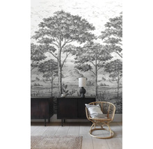 Kameroverzicht met patroonbehang, dressoir en rotan stoel