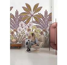 Kamerdecoratie met bloemenbehang, fauteuil en kamerscherm