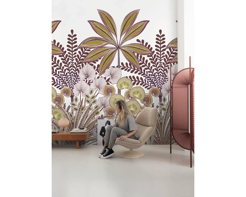 Kamerdecoratie met bloemenbehang, fauteuil en kamerscherm