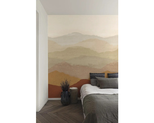 Slaapkamer met patroonbehang, bed, plant en houten vloer