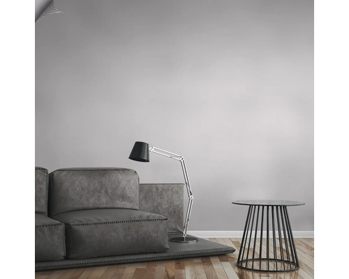 Woonkamer met bank, vloerlamp en bijzettafel
