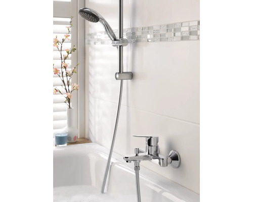 Badkamer met badkraan, douchestang en handdouche