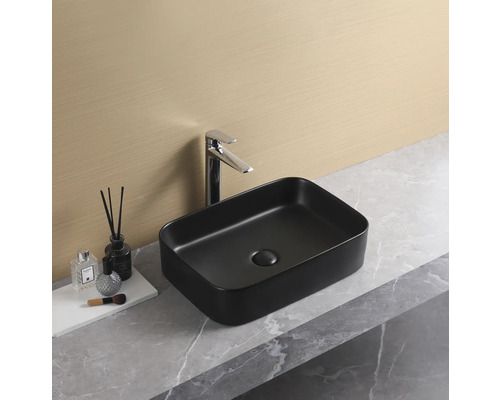 Zwarte opzetwastafel met kraan op een wastafelblad