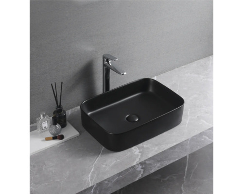 Rechthoekige keramische opzetwastafel met kraan op wastafel