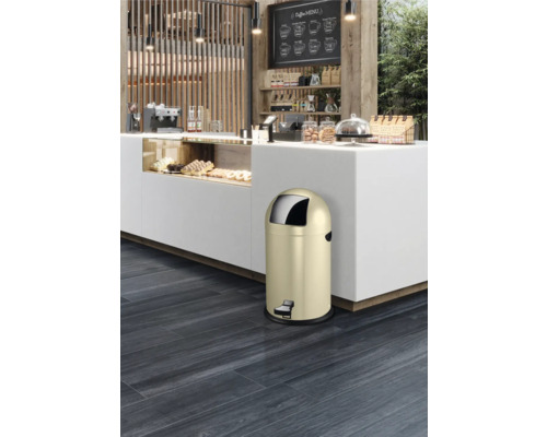 Afvalemmer met voetpedaal in een café