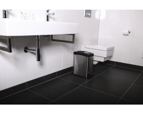 Badkamer met wastafel, toilet en pedaalemmer