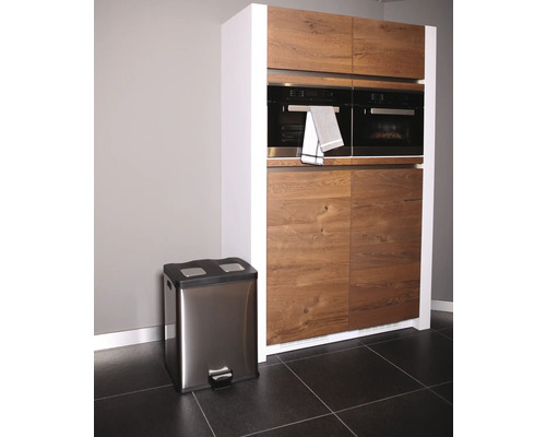 Moderne keuken met inbouwkasten, dubbele oven en een afvalscheidingssysteem met twee compartimenten.