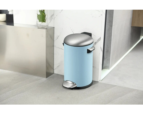 Blauwe pedaalemmer met zilverkleurig deksel voor de badkamer