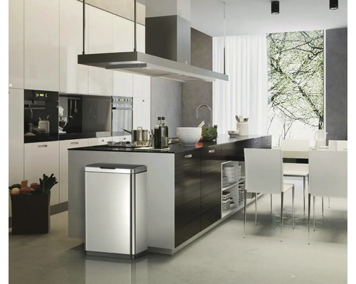 Moderne keuken met kookeiland, roestvrijstalen afvalemmer en eethoek